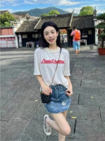 Ragazza felice in abbigliamento casual esplora un quartiere storico e vibrante allaperto.