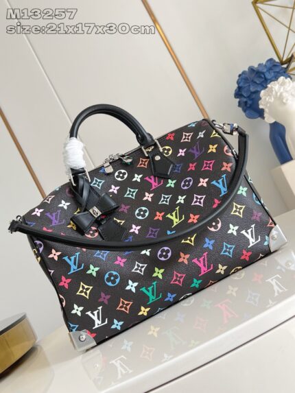 Borsa Louis Vuitton elegante con motivo colorato, dettagli metallici e design versatile e di lusso.