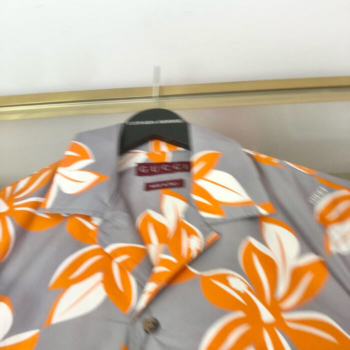 Camicia floreale Gucci tropicale in cotone leggero, stile casual e look estivo alla moda.