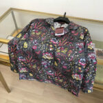 Giacca colorata con motivi floreali e geometrici, elegante e trendy, perfetta per stile casual.