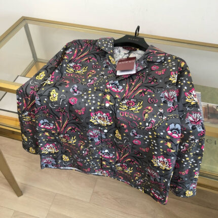 Giacca colorata con motivi floreali e geometrici, elegante e trendy, perfetta per stile casual.