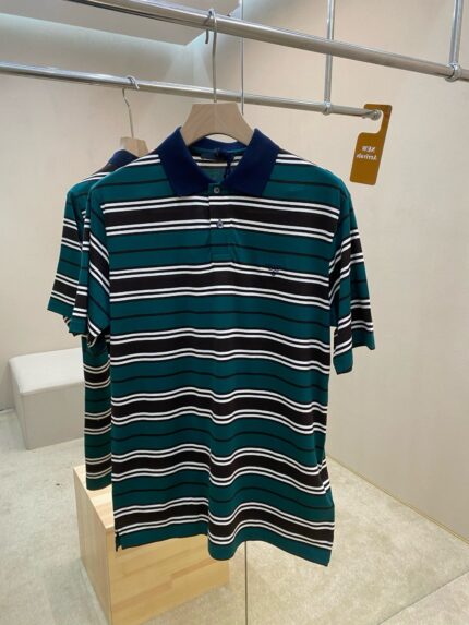 Polo uomo a righe verde, navy e bianco, stile casual e sofisticato.