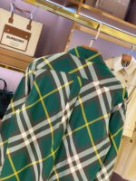 Camicia a quadri verde foresta in vetrina, stile casual con accessorio Burberry di lusso