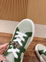 Sneaker verde moderna con dettagli metallici, su tavolo di legno, stile trendy e sofisticato.