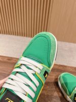 Sneakers verdi sportive con dettagli bianchi, design moderno e comfort, su sfondo in legno.
