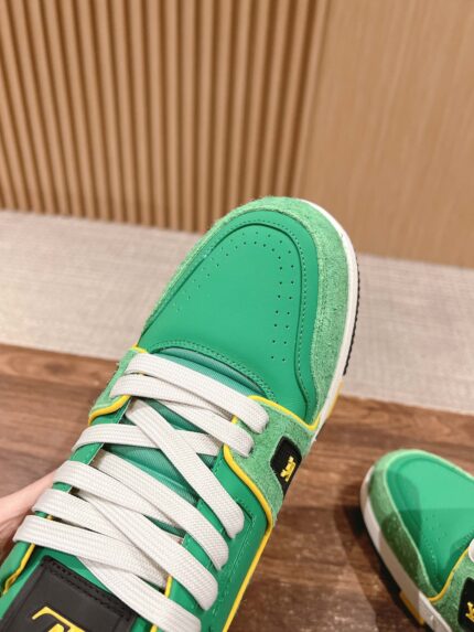 Sneakers verdi sportive con dettagli bianchi, design moderno e comfort, su sfondo in legno.
