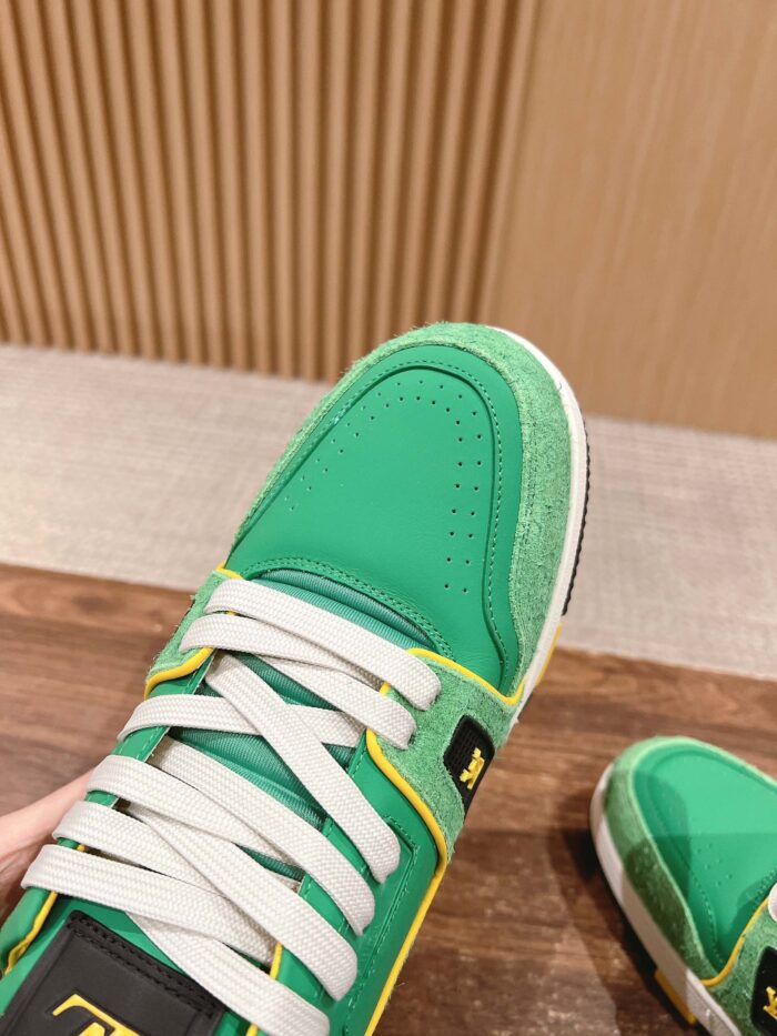 Sneakers verdi sportive con dettagli bianchi, design moderno e comfort, su sfondo in legno.