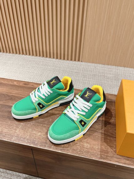 Sneakers verdi vivaci con dettagli bianchi e gialli in ambiente di lusso ed elegante.