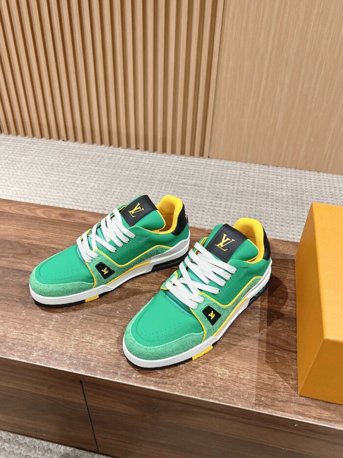 Sneakers verdi vivaci con dettagli bianchi e gialli in ambiente di lusso ed elegante.