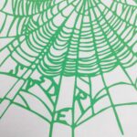 Ragnatela verde intensa con testo SPIDER, design artistico e dettagliato su sfondo bianco.