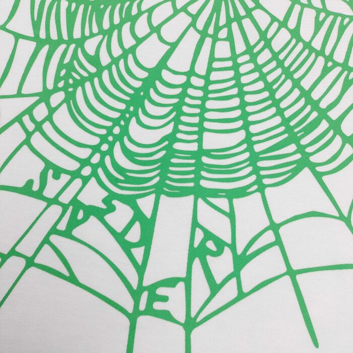 Ragnatela verde intensa con testo SPIDER, design artistico e dettagliato su sfondo bianco.