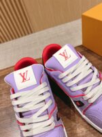 Scarpe sneakers viola lava, suola verde, logo bianco, stile streetwear elegante e alla moda.