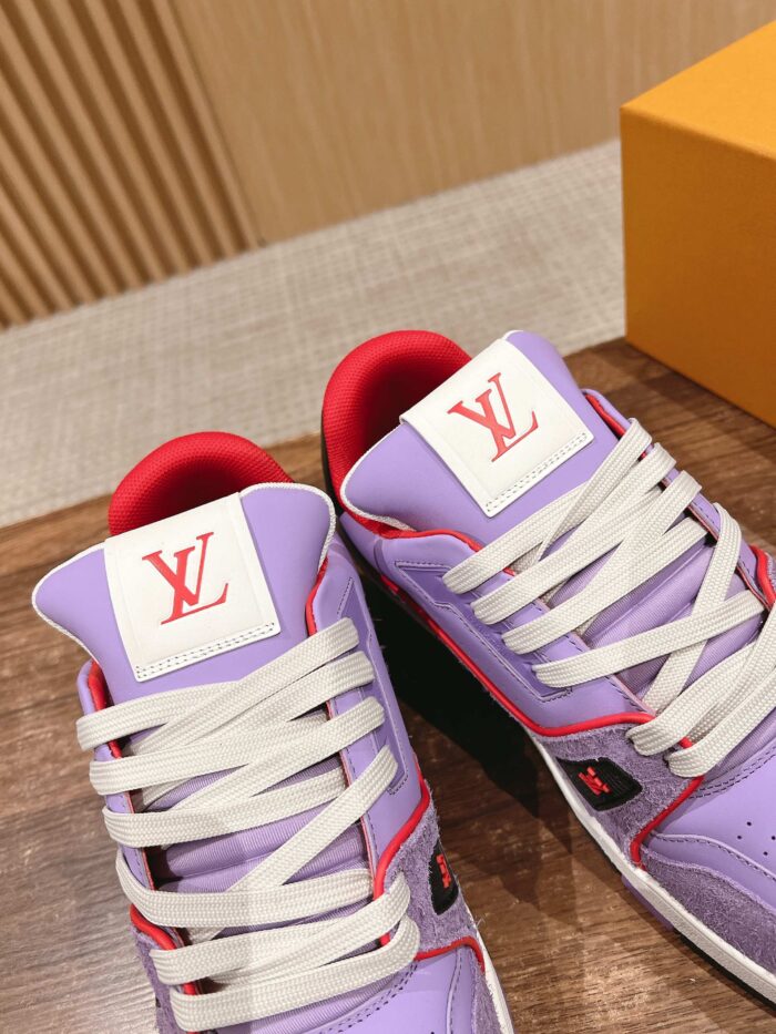 Scarpe sneakers viola lava, suola verde, logo bianco, stile streetwear elegante e alla moda.
