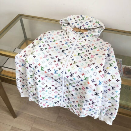 Felpa con logo colorati, stile streetwear casual, su superficie di vetro riflettente.