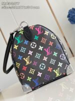 Borsa di lusso colorata con simboli iconici e design elegante in stile moderno.