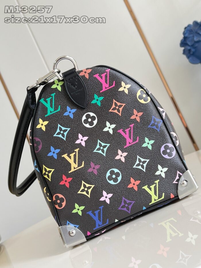 Borsa di lusso colorata con simboli iconici e design elegante in stile moderno.