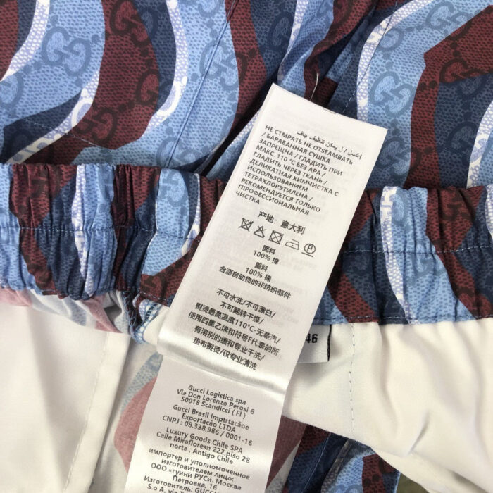 Costume da spiaggia con stampa vivace, fascia elastica e dettagli di alta qualità.