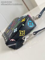 Borsa moderna con motivi colorati e dettagli eleganti su pelle nera.