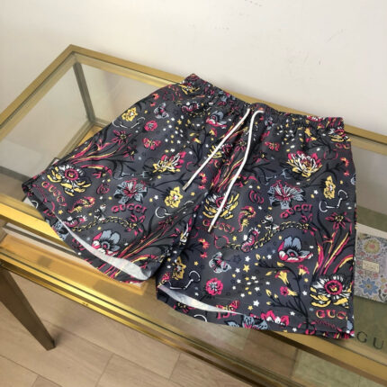 Shorts da spiaggia colorati con motivi vivaci e design elegante, perfetti per il mare e il relax.