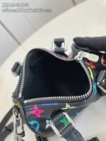 Borsa compatta con pattern colorati, dettagli eleganti e praticità per occasioni casual e semi-formali.