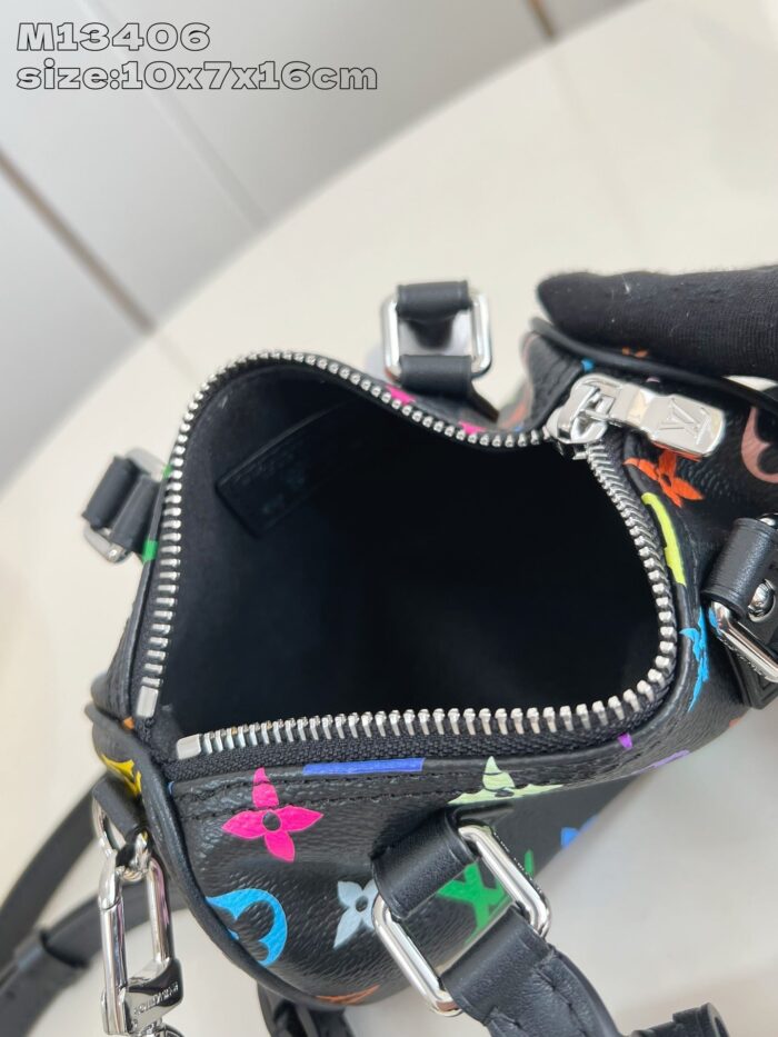 Borsa compatta con pattern colorati, dettagli eleganti e praticità per occasioni casual e semi-formali.