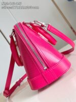 Elegante borsa rosa a forma di cono con zip e tracolla regolabile.