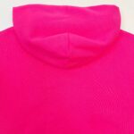 Felpa rosa vibrante con cappuccio, stile casual e giovanile, perfetta per outfit informali.