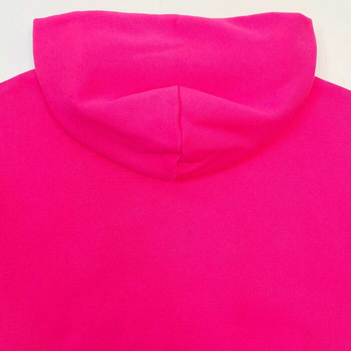 Felpa rosa vibrante con cappuccio, stile casual e giovanile, perfetta per outfit informali.