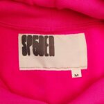 Felpa rosa fluorescente con etichetta moderna SPIDER, confortevole e trendy per uno stile giovane.