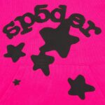 Felpa rosa con grafica di stelle e testo sp5der stile streetwear giovane e vivace.