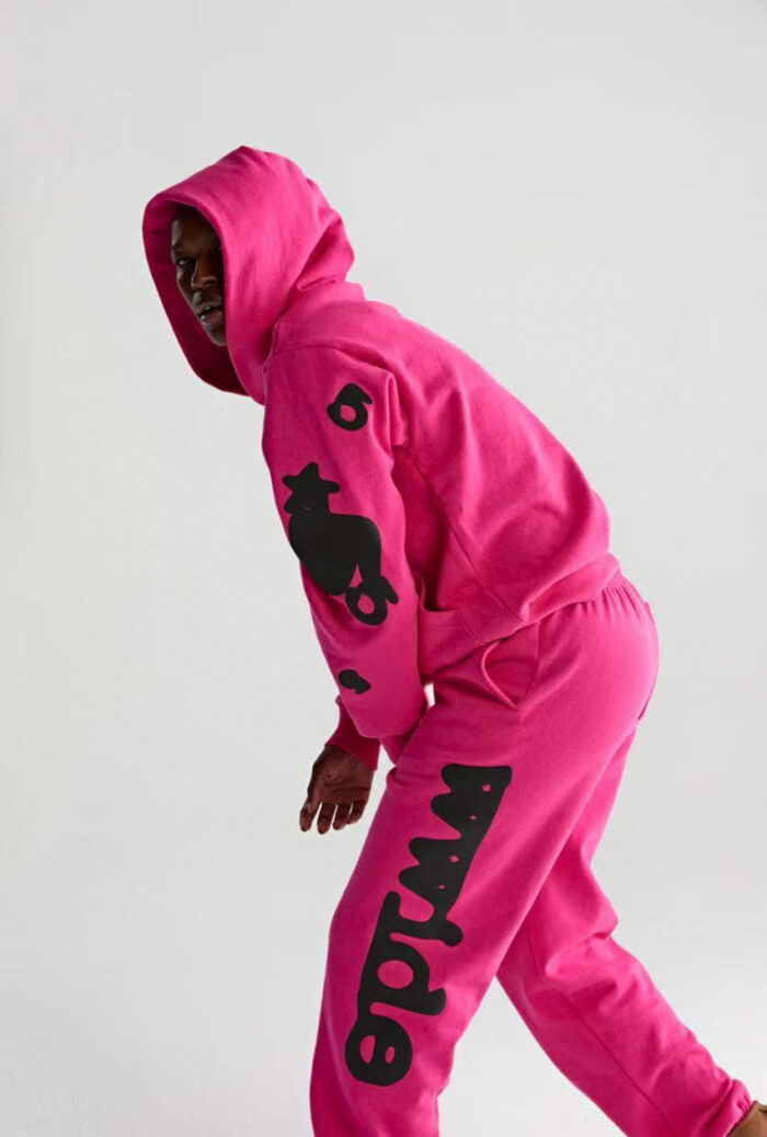 Completo streetwear rosa con dettagli grafici, look moderno e stile giovane e energico.