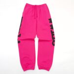 Pantaloni rosa streetwear con lettere nere, elastico, comodi e alla moda per ogni occasione.