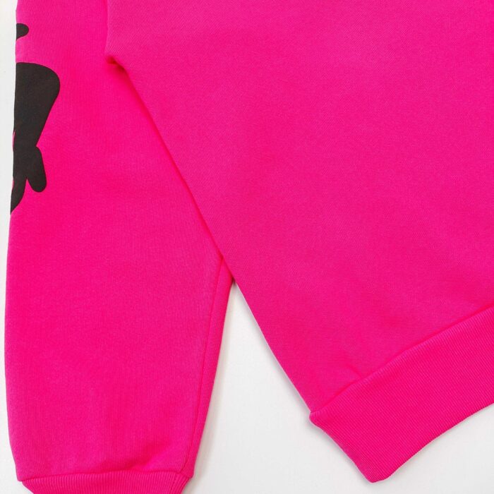 Felpa rosa vivace con grafica nera, casual e giovane, perfetta per look trendy e confortevoli.