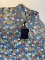 Camicia colorata a quadri con tasche e bottoni in metallo, stile casual e vivace.