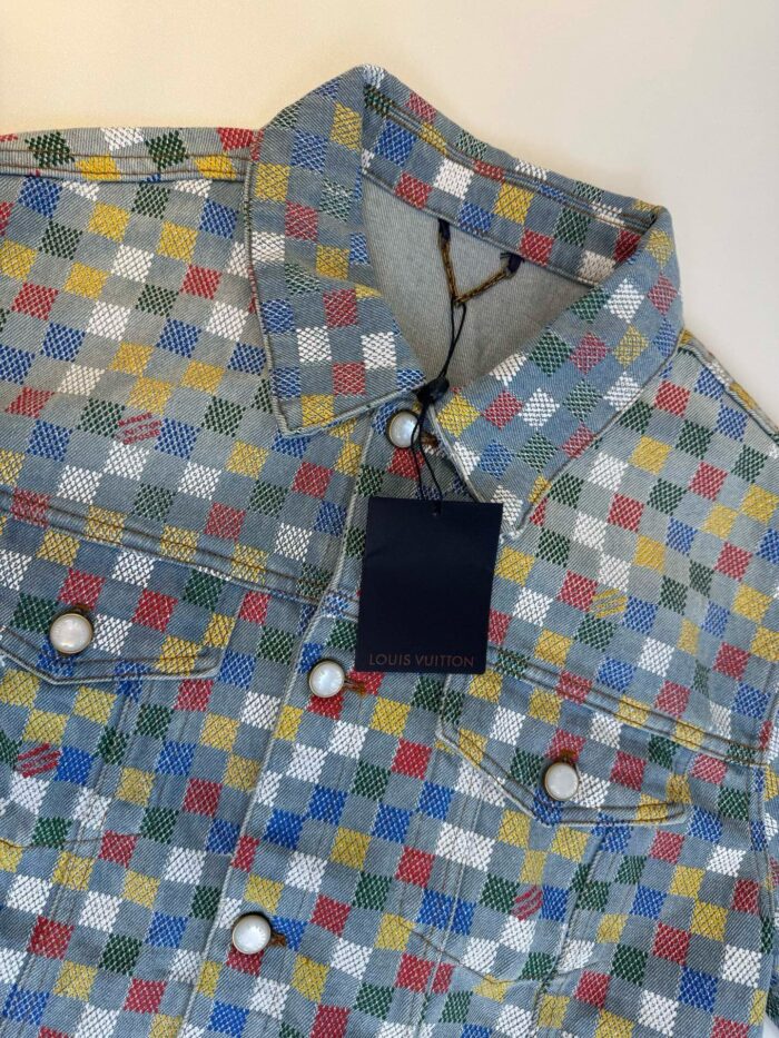 Camicia colorata a quadri con tasche e bottoni in metallo, stile casual e vivace.