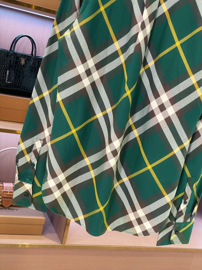 Camicia verde con quadri a linee bianche e gialle, stile casual e vestibilità rilassata.