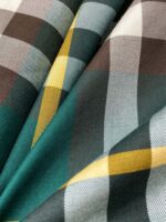 Tessuto a quadri colorati in teal, giallo, grigio e marrone, ideale per moda e decorazione.