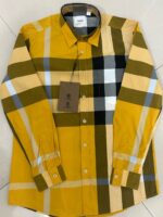 Camicia a carretti giallo senape e verde oliva, maniche lunghe, stile moderno e classico.