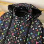 Giacca streetwear con stampe vivaci, logo, cappuccio e zip, stile urbano e alla moda.