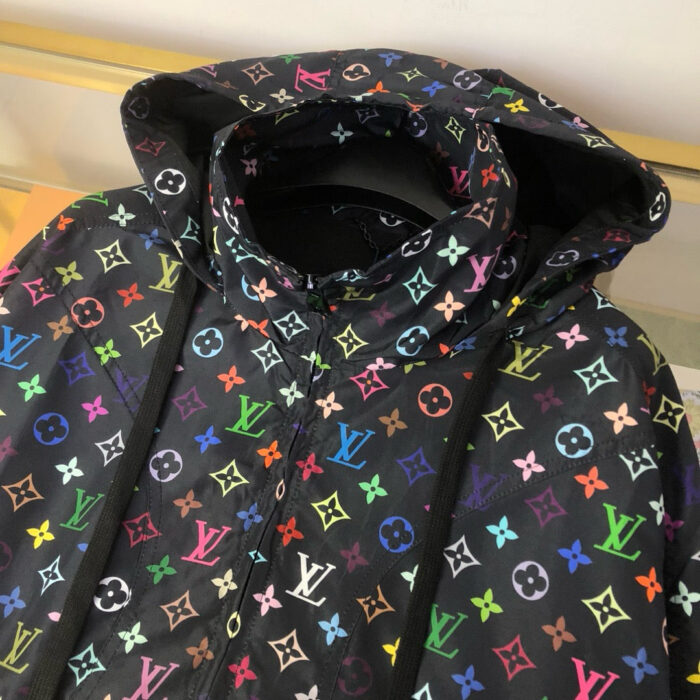 Giacca streetwear con stampe vivaci, logo, cappuccio e zip, stile urbano e alla moda.