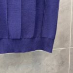 Maglione in maglia viola a coste, tessuto morbido e rifinito, ideale per look casual e caldo.