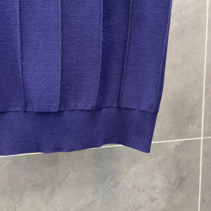 Maglione in maglia viola a coste, tessuto morbido e rifinito, ideale per look casual e caldo.