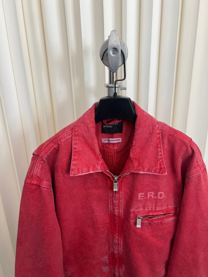 Giacchetto rosso vintage con ricamo E.R.D. per stile streetwear casual e alla moda.