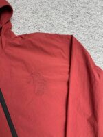 Felpa rustica con ricamo sottile e dettagli moderni, perfetta per uno stile casual e caldo.