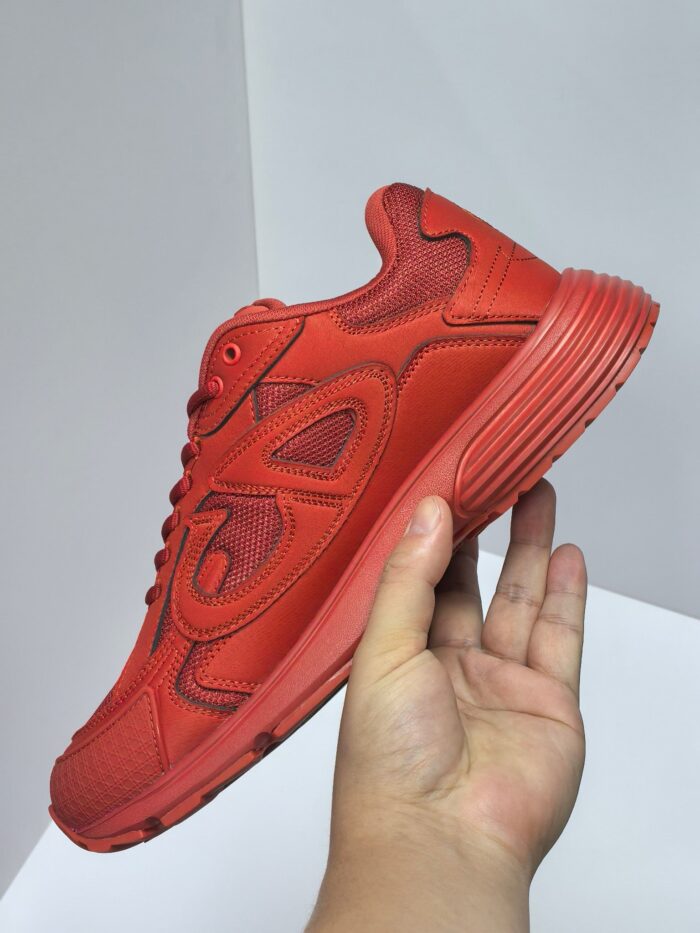 Scarpe da ginnastica rosse sportive con suola ammortizzante e design moderno.