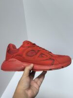 Scarpa da ginnastica rossa moderna, leggera e confortevole per sport e stile casual.