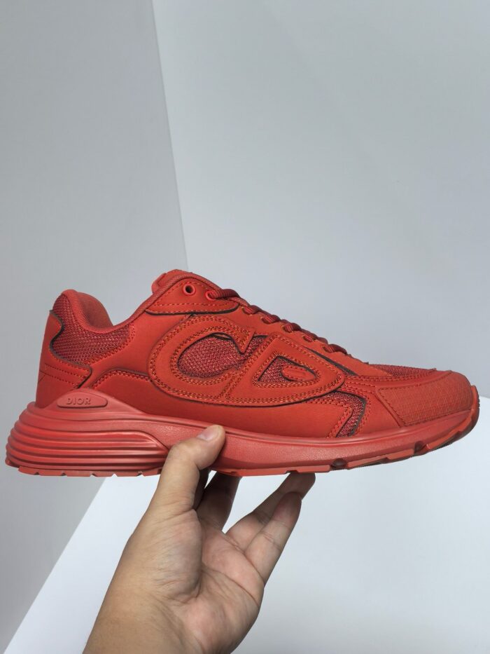 Scarpa da ginnastica rossa moderna, leggera e confortevole per sport e stile casual.