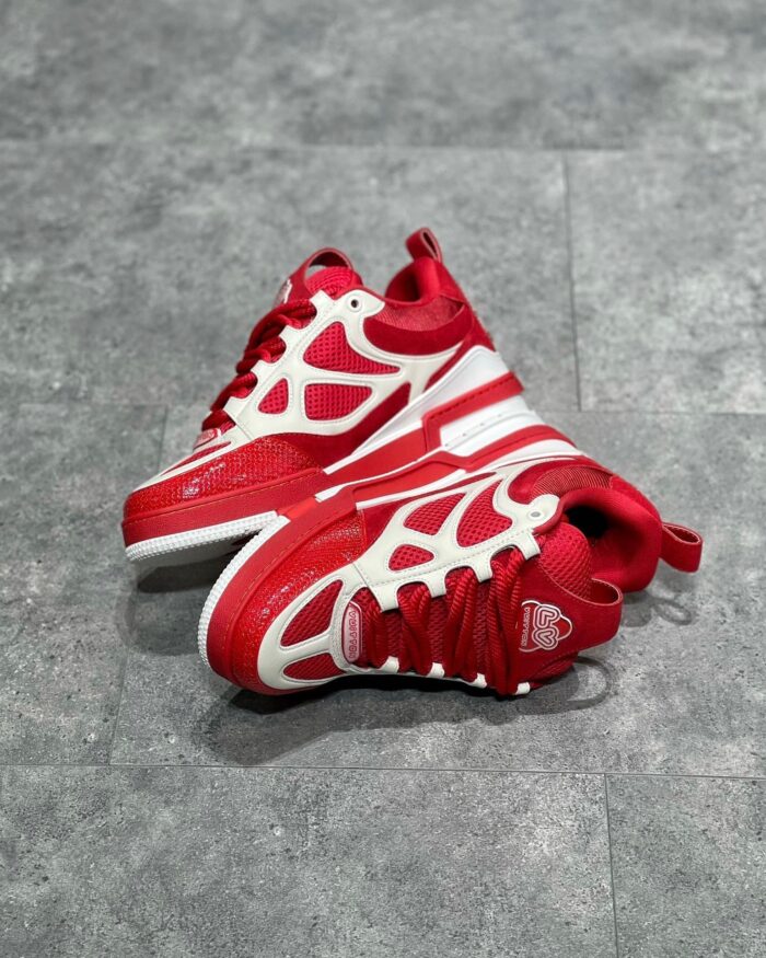Sneakers da basket rosse con dettagli scolpiti, inserti traspiranti e design moderno sportivo.