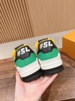 Sneakers moderne con dettagli #5L, colori vivaci e su superficie in legno.