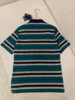 Polo a righe colorate in cotone, stile estivo, con colletto navy blu e design vivace.